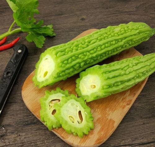 孕妇做梦吃瓜抱瓜,瓜果盈怀，寓意吉祥与丰收