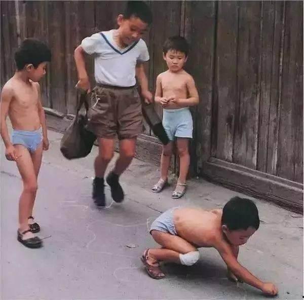 偷拍孩子偷瓜吃瓜视频大全,孩子偷瓜吃瓜的欢乐时光大盘点