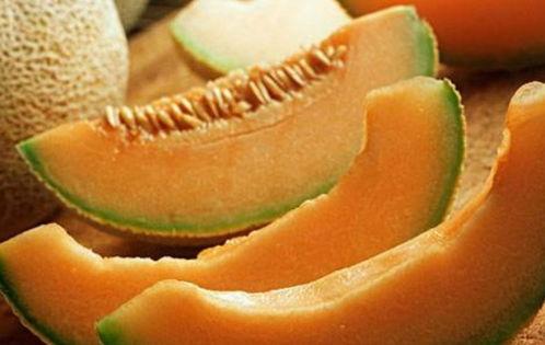 吃哈密瓜喝了白酒,夏日消暑新风尚